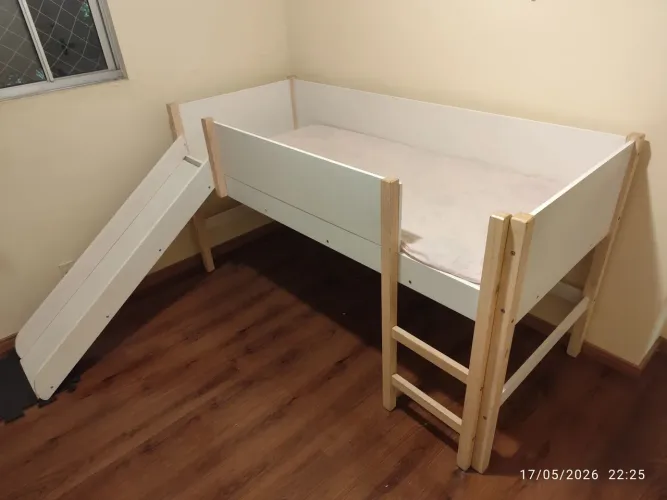 Cama infantil com escorregador