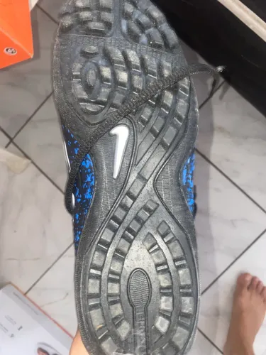 Vende-se as duas chuteiras por 60