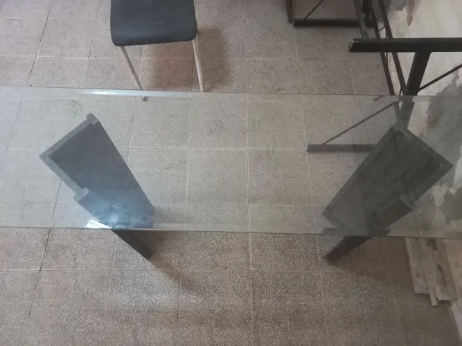 Mesa de vidros com os pés de granito