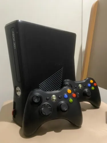 Xbox 360 Slim Impecável (Lacrado de Fábrica) + 2 Controles + Pendrive 32GB + Jogos?