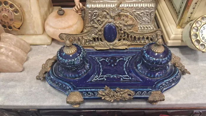 Raro tinteiro duplo antigo feito em porcelana azul esmaltada e bronze