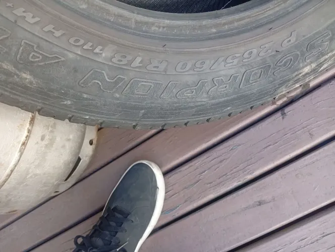 Vendo pneu de caminhonete roda muito ainda 