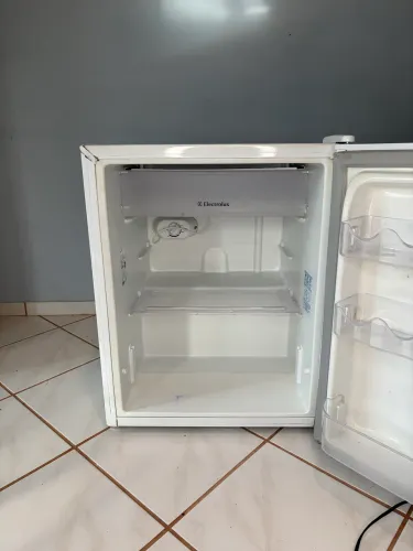 Frigobar eletrolux 79 litros branco