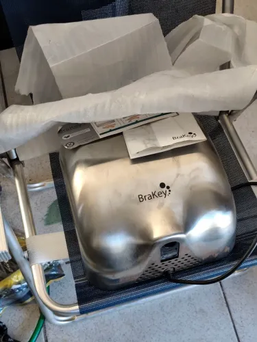  secador de mãos profissional da marca Brakey, feito de aço inoxidável.