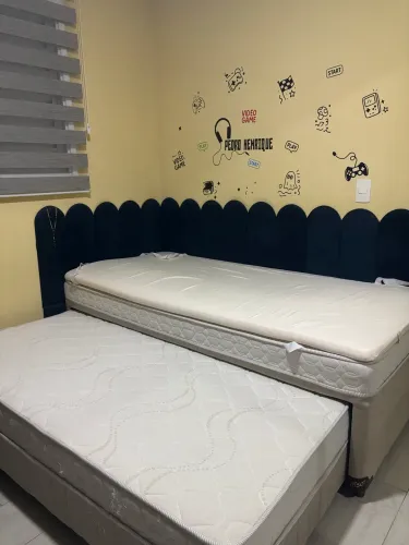 Cama box com caminha auxiliar e pillow top.