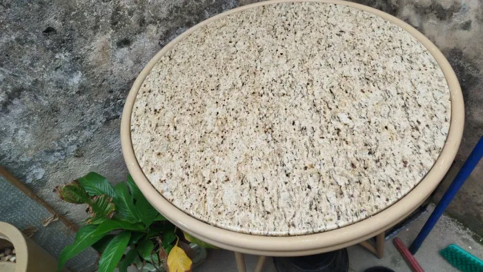 Mesa redonda com tampo de granito