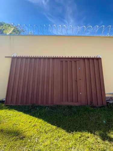 Portão metálico 4,05 × 2,08 m com porta de pedestres
