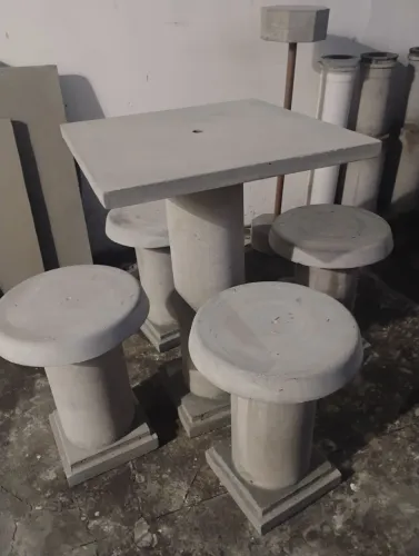 Conjunto de mesa de cimento a partir de 450 reais.