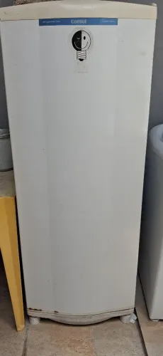 Vendo geladeira cônsul em bom estado de conservação. * Rejane.