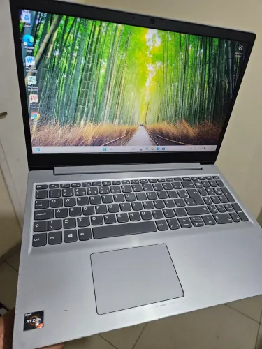 Notebook Ryzen 5, 8gb de ram, ssd 240gb, placa de video 2gb, ultra rápido, e sem detalhe.