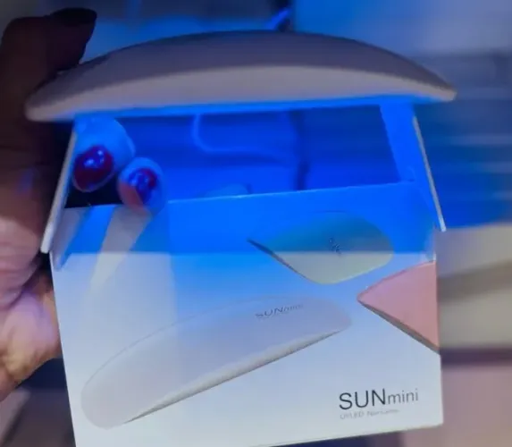 A cabine SUNmini UV/LED é prática e potente, ideal para secagem rápida do seu esmalte em g