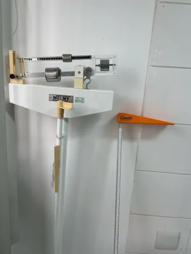 Balança antropométrica com estadiômetro