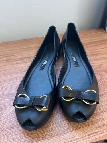 Sapatilha Melissa Preta com Laço e Detalhes Dourados 38