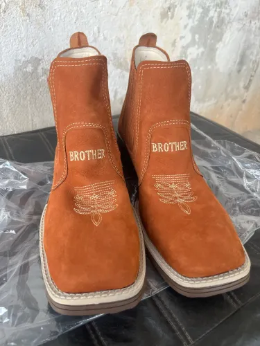 Botina contry bico quadrado cor castor bordada N43