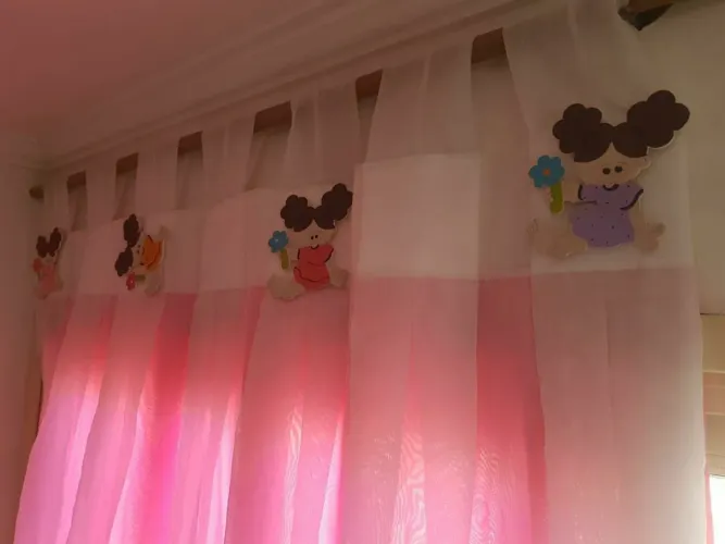 Cortina infantil fofa cor de rosa de bonequinha
