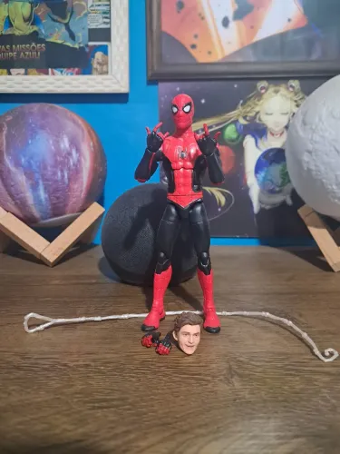 Spider-Man  Traje Vermelho e Preto Marvel Legends 