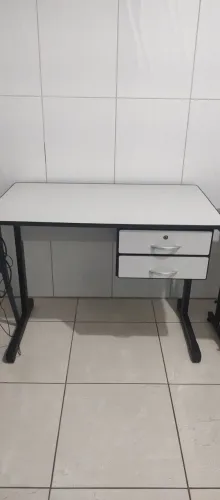 Escrivaninha com gavetas