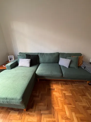 Sofá com chaise verde