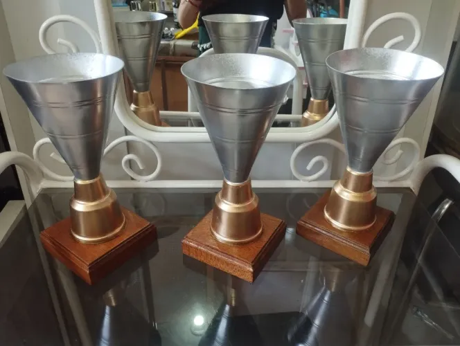 Cone pare enfeite de aniversário. 