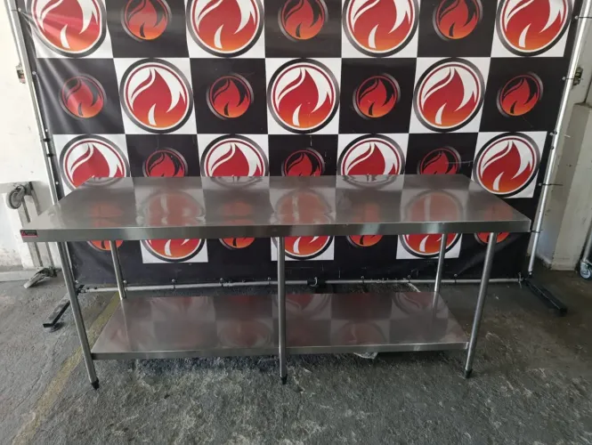 Mesa lisa com prateleira inferior industrial toda no aço inox usada em ótimo estado 