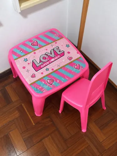 Mesa infantil com cadeira