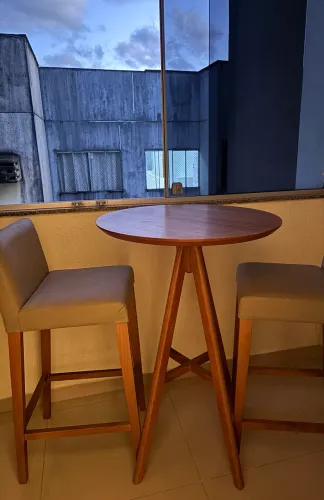 Mesa alta com duas banquetas