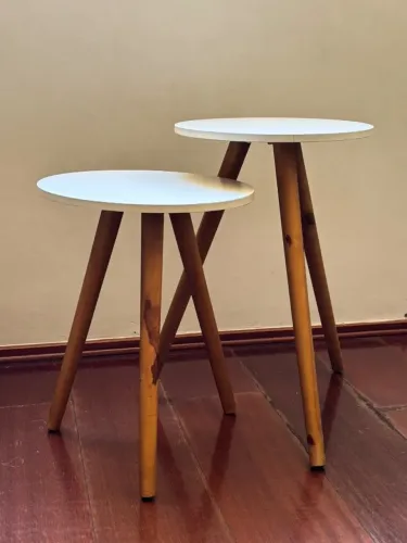 Kit 2 Mesas de Apoio / Mesa Lateral Retrô ? Tampo Branco e Pés de Madeira Maciça