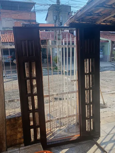 Vendo porta de madeira, abertura para os dois lados.