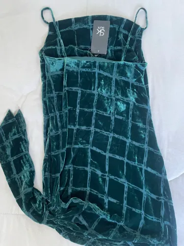 Vestidos da lança perfume na etiqueta