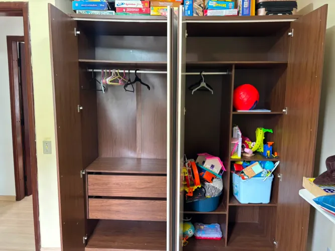 Guarda roupa infantil 4 portas e 2 gavetas