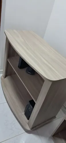 Rack multiuso estilo moderno em MDF amadeirado claro