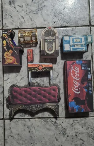 Lote 7 acessórios para bonecos cenario action figure moveis sofá jukebox fliperama pinball