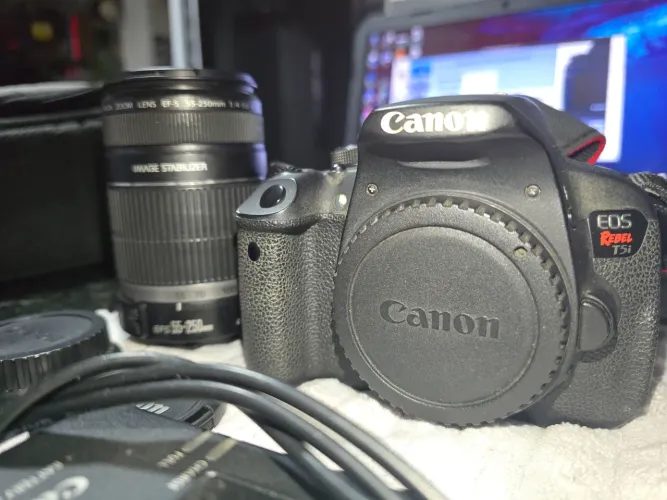 Camera Canon T5i (63 mil clicks) + lente 55-250mm