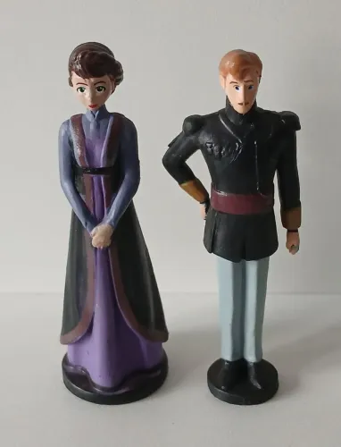 LOTE DUPLA BONECOS MINIATURAS ORIGINAIS DISNEY FROZEN 2 REI AGNARR RAINHA IDUNA