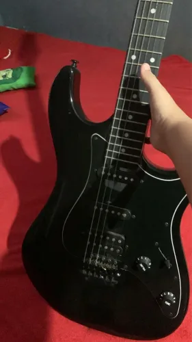 Guitarra novíssima( Tagima tw series TG- 520 de tília black metalizado)