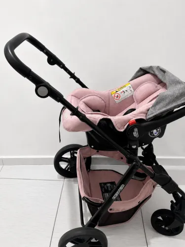 Carrinho de bebê com bebê conforto Moisés 