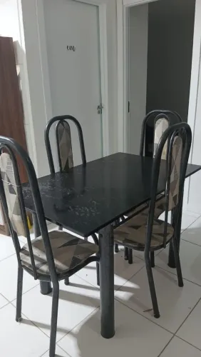 Mesa com 4 cadeiras