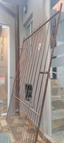Vendo um portao de ferro pra sua casa  ou seu quintal 2.m . comprimento por 1.40 largura