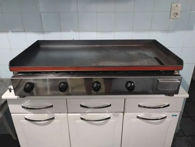 Chapa para sanduíche medindo 1 metro por 50 centímetros