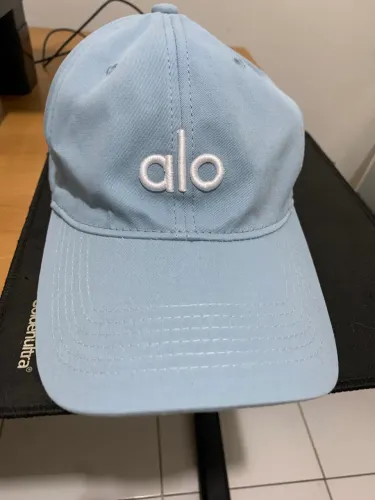 Boné da marca alô