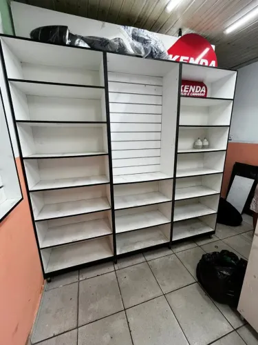 Móvel planejado Prateleira/ Balcão e painel ripado