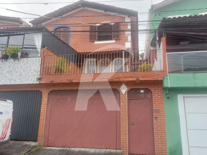Sobrado com 3 quartos, sala, cozinha, 2 banheiros. 2 vagas de garagem