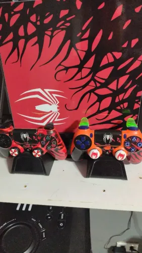 PS4 PRO muito bem cuidado com vários acessórios
