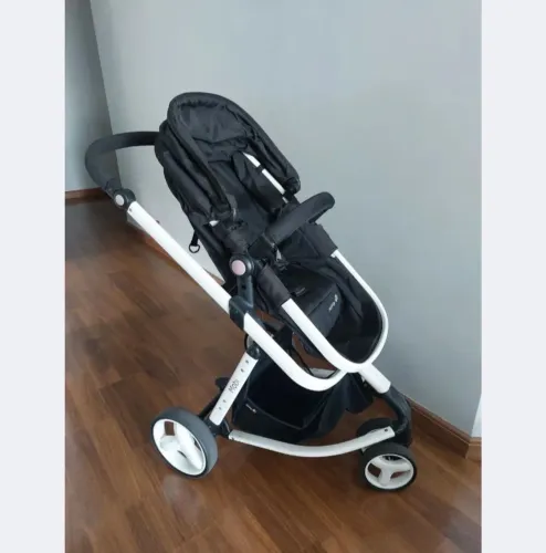 Carrinho de bebê e cadeirinha