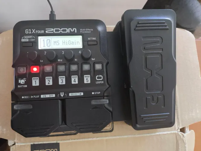 Pedaleira Zoom G1X Four com pedal de expressão. 