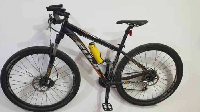 Bicicleta Fuji Nevada  - Aro 29 - 2 faróis dianteiros, um traseiro e velocímetro digital