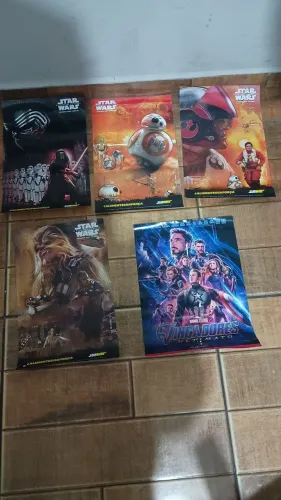 pôsteres promocionais dos filmes Star Wars: O Despertar da Força e Vingadores: Ultimato.