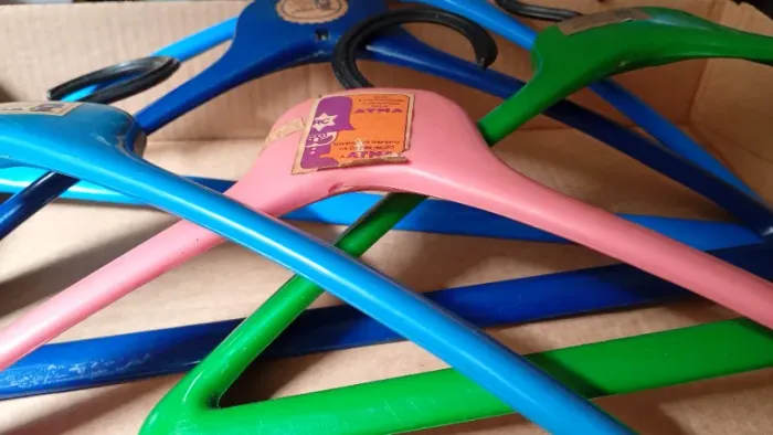 Lote com 5 cabides de roupas antigos marca Atma usados
