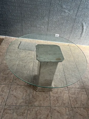 Mesa em vidro e mármore