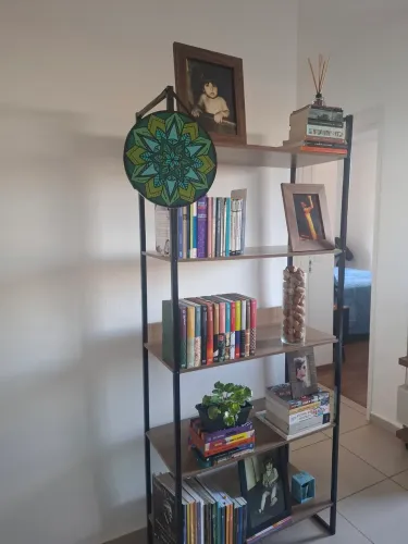 Estante nova de estrutura metálica e prateleiras de madeira. Sem uso. Recém montada.